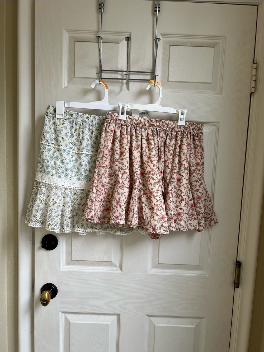 House of Harlow 1960 Cream Mini Floral Skirt  and Floral Skort Bundle